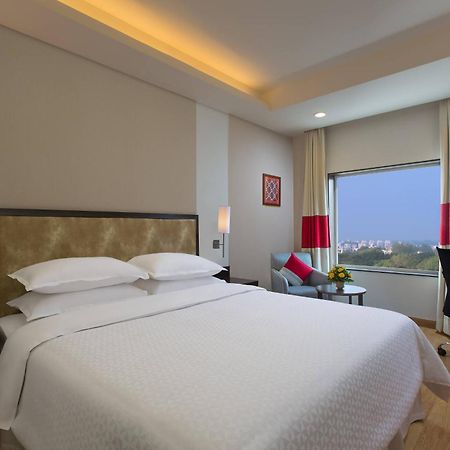 Four Points By Sheraton Vadodara Exteriör bild