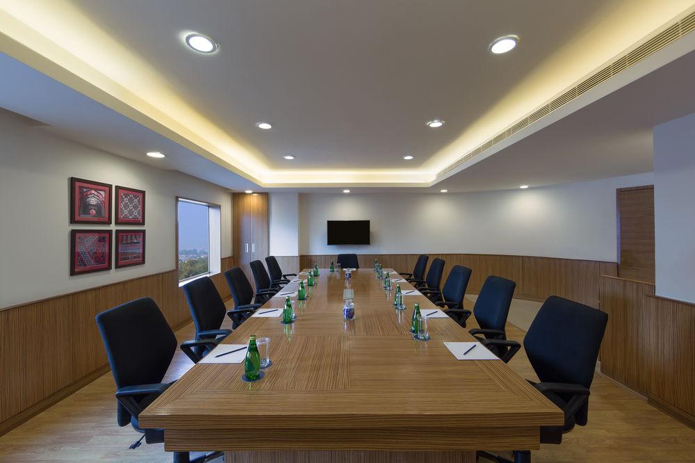 Four Points By Sheraton Vadodara Exteriör bild