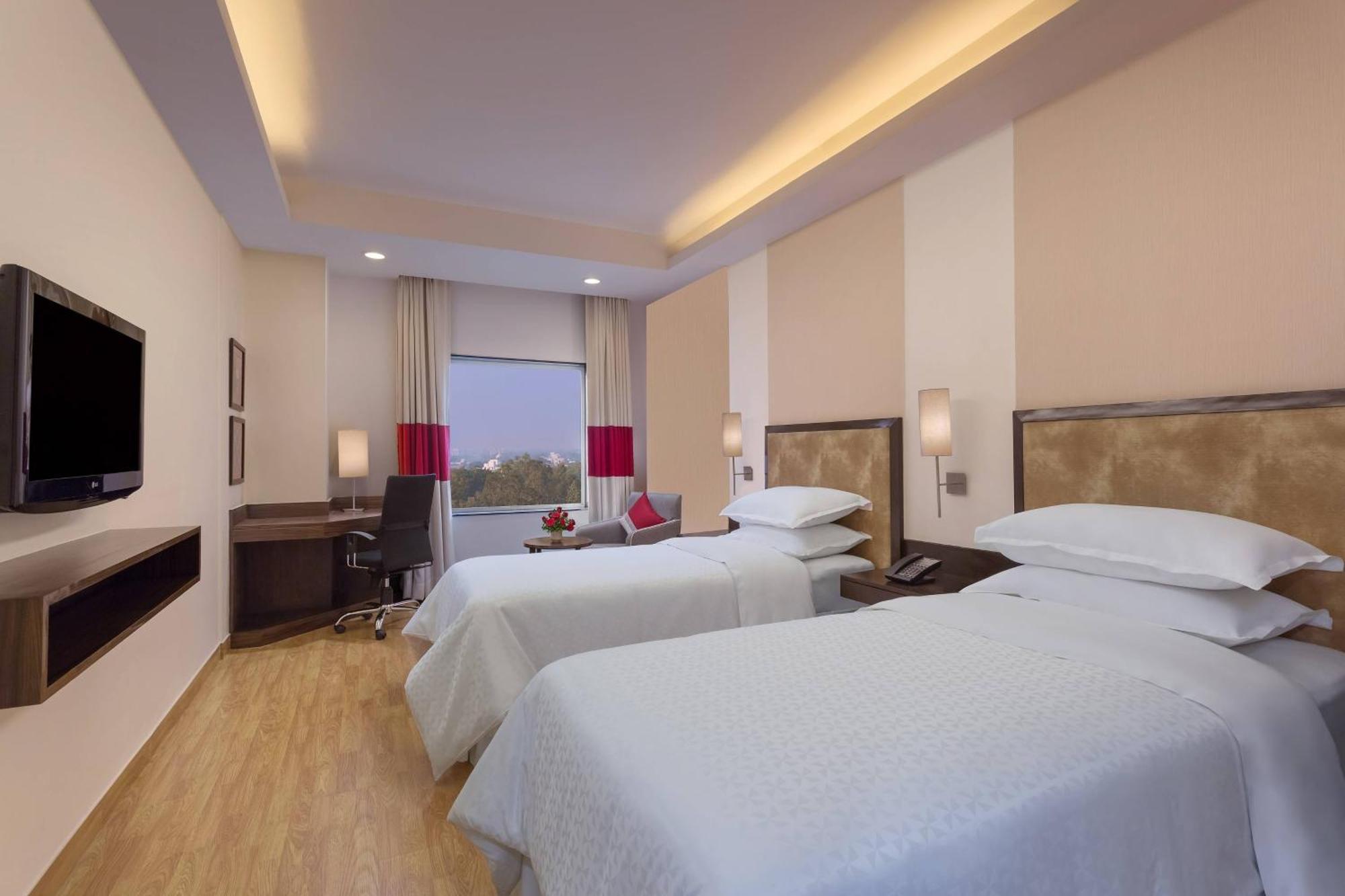 Four Points By Sheraton Vadodara Exteriör bild