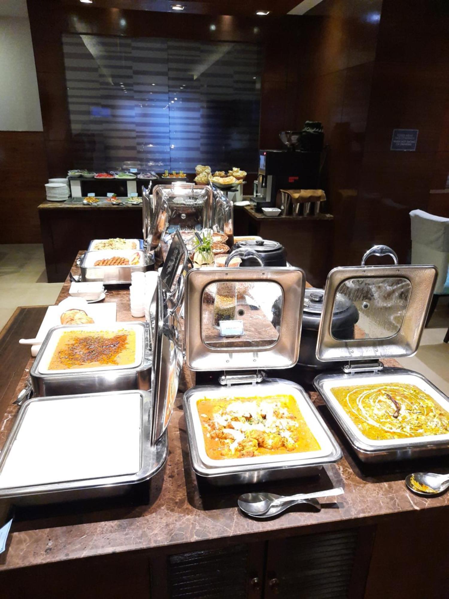 Four Points By Sheraton Vadodara Exteriör bild
