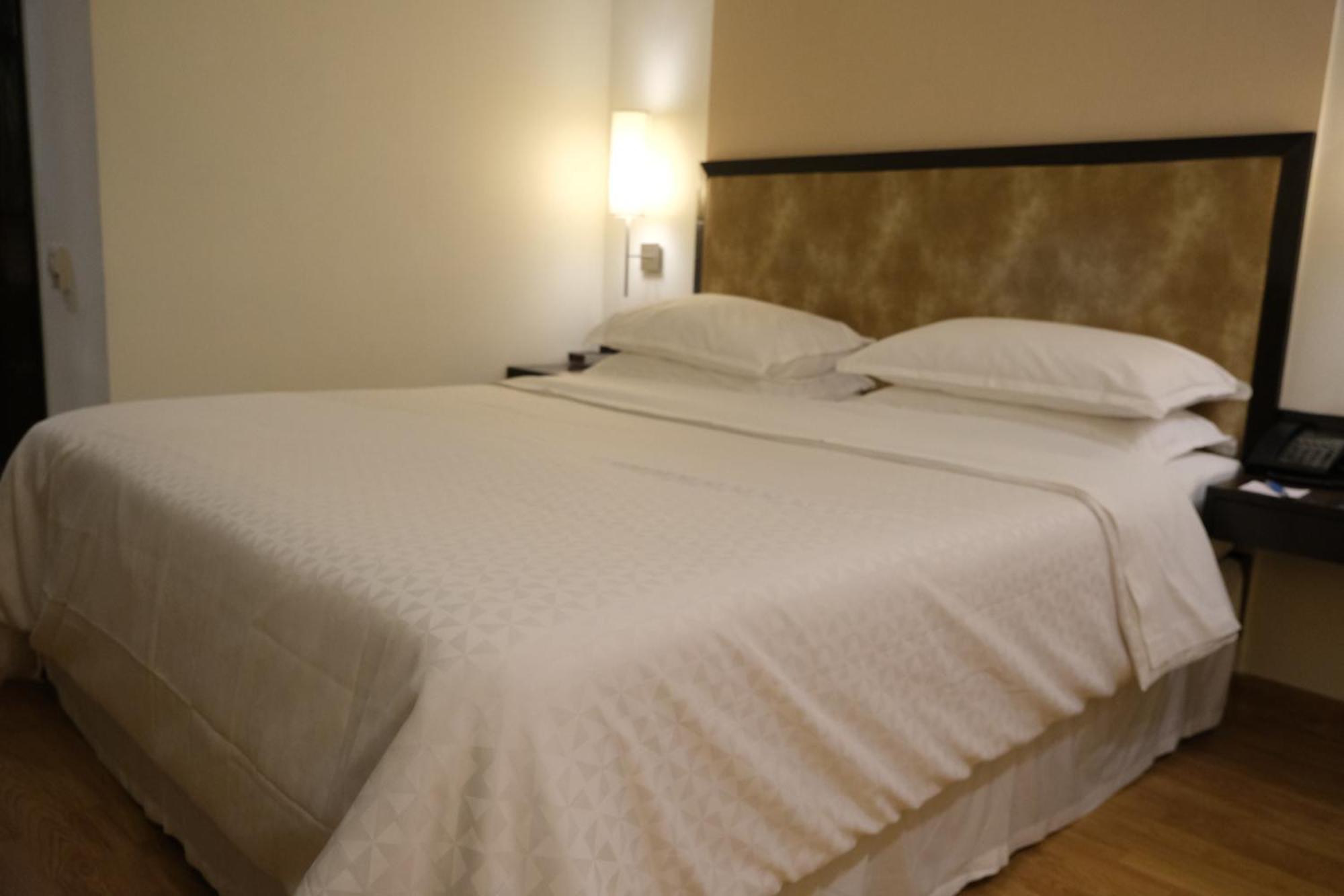 Four Points By Sheraton Vadodara Exteriör bild