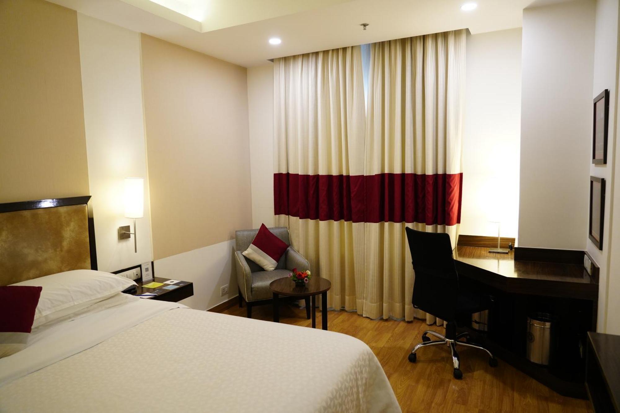 Four Points By Sheraton Vadodara Exteriör bild