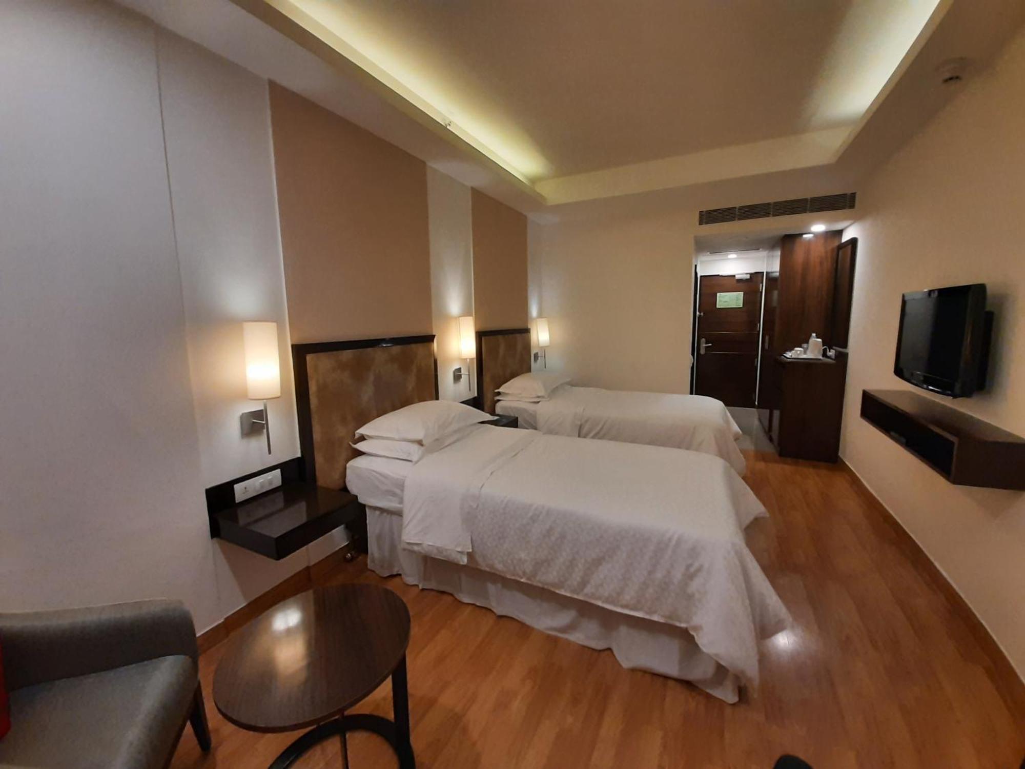 Four Points By Sheraton Vadodara Exteriör bild