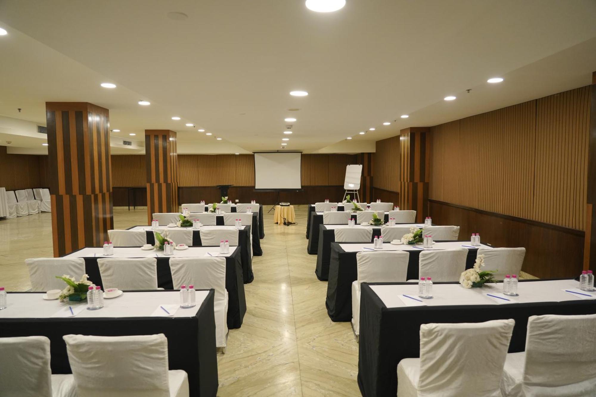 Four Points By Sheraton Vadodara Exteriör bild