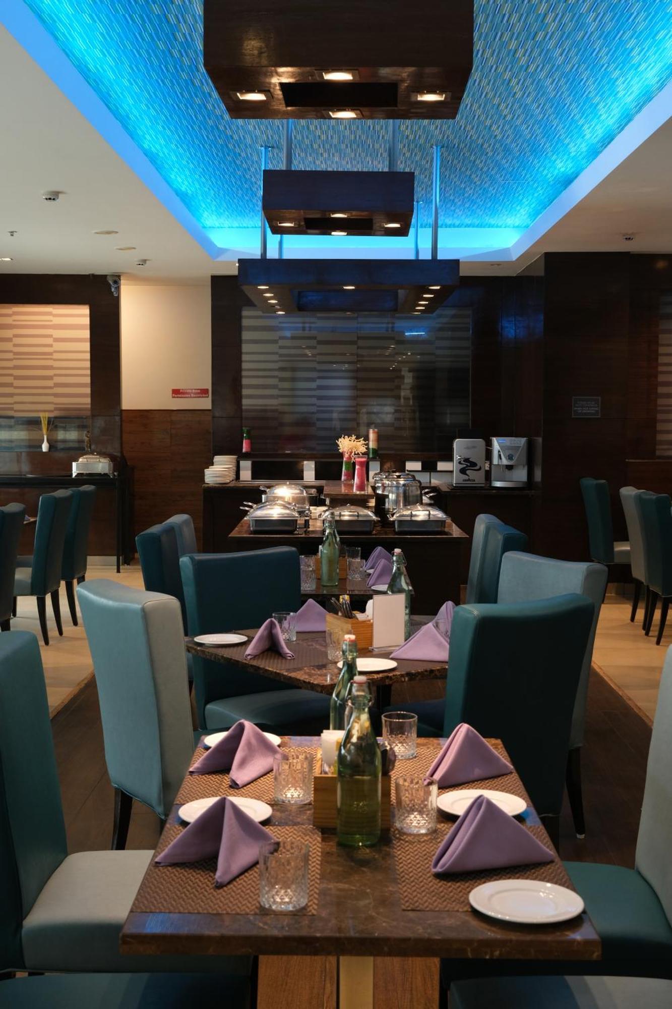 Four Points By Sheraton Vadodara Exteriör bild