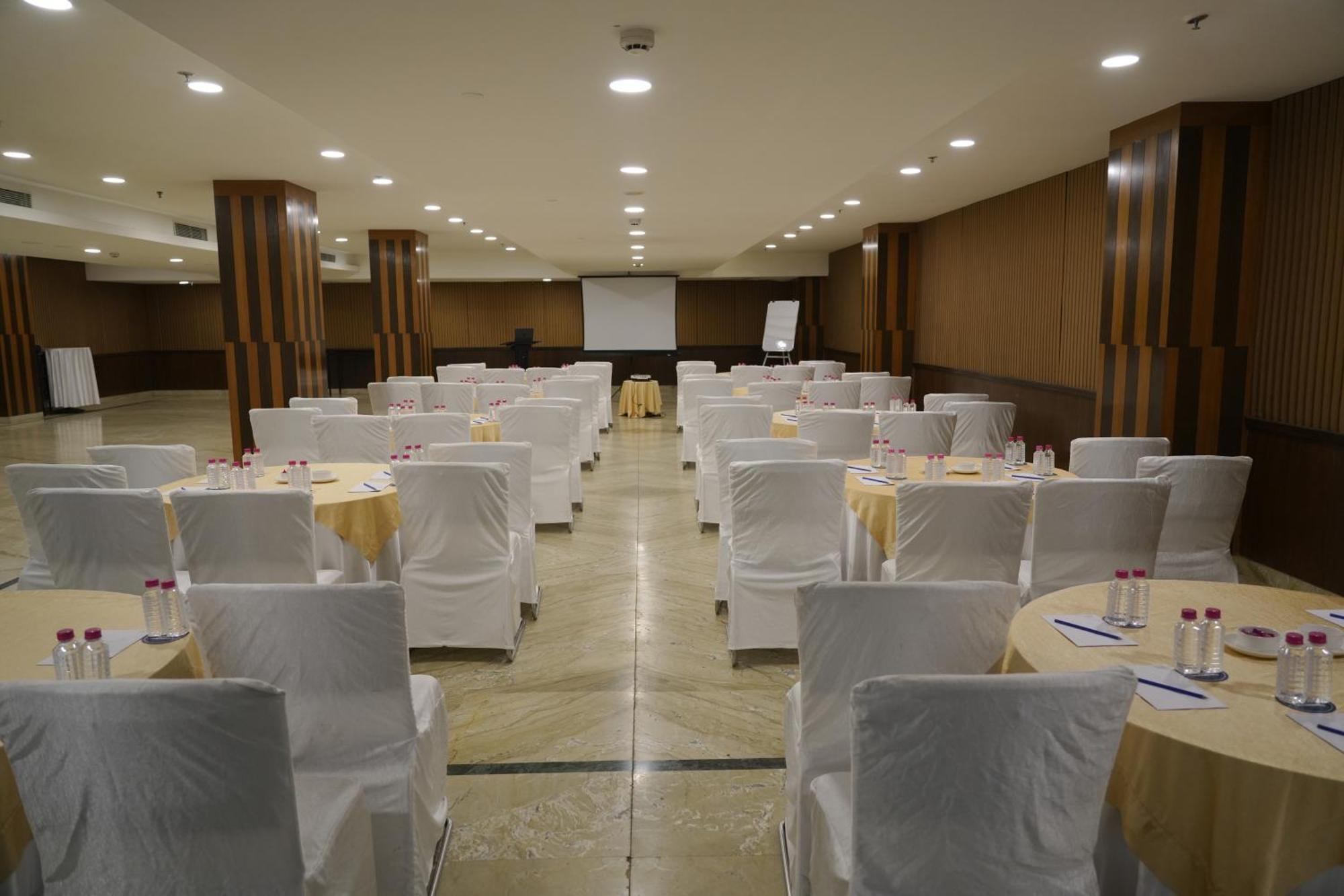 Four Points By Sheraton Vadodara Exteriör bild