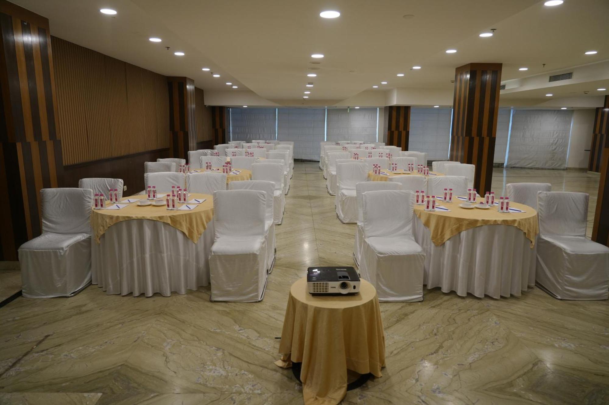 Four Points By Sheraton Vadodara Exteriör bild