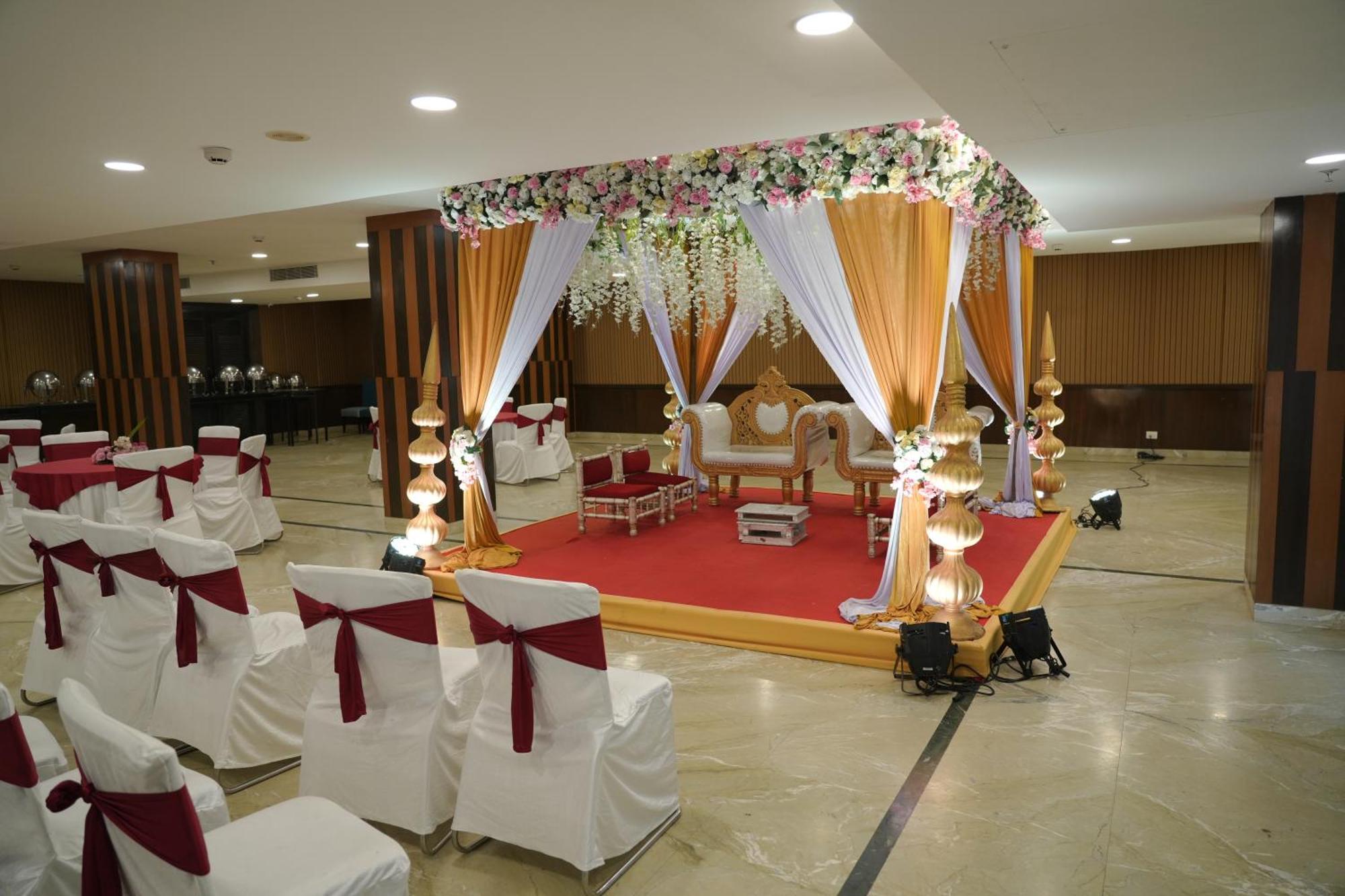 Four Points By Sheraton Vadodara Exteriör bild