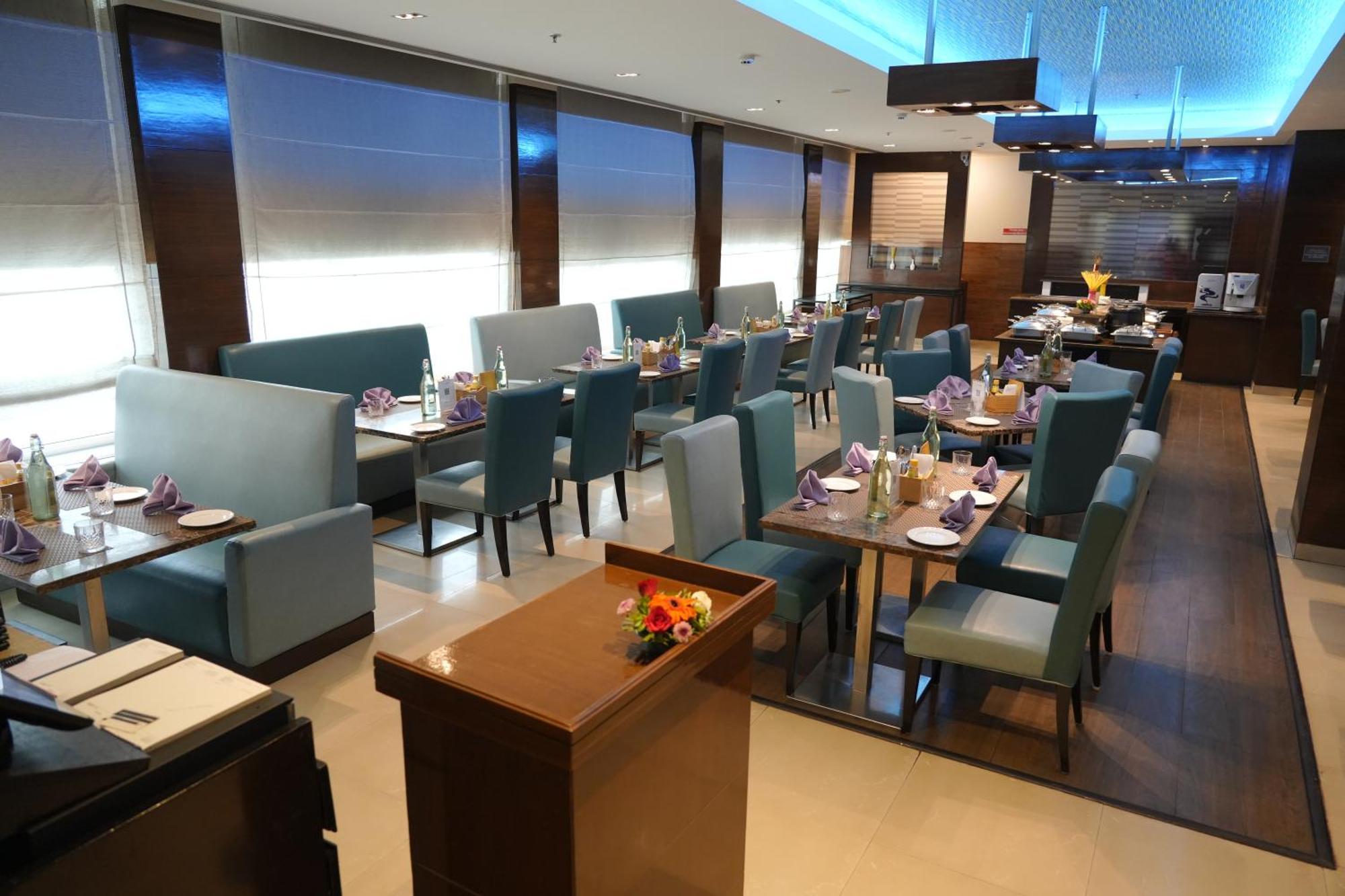 Four Points By Sheraton Vadodara Exteriör bild