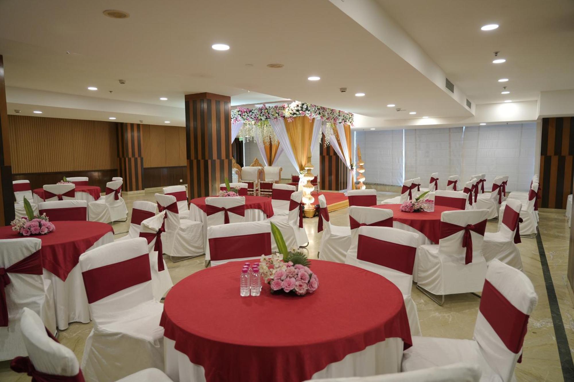 Four Points By Sheraton Vadodara Exteriör bild