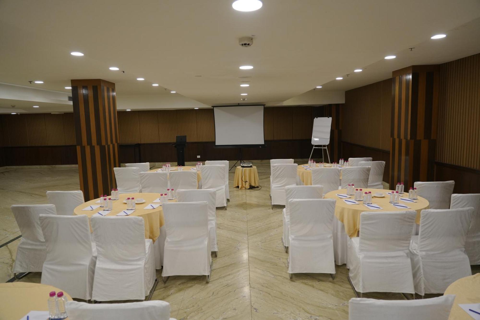 Four Points By Sheraton Vadodara Exteriör bild