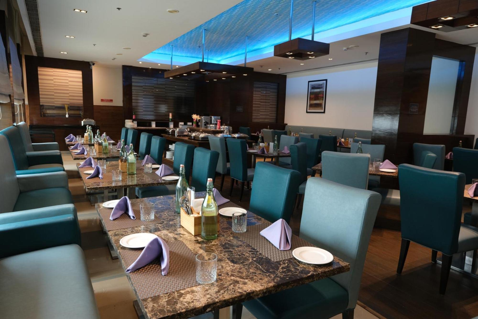 Four Points By Sheraton Vadodara Exteriör bild