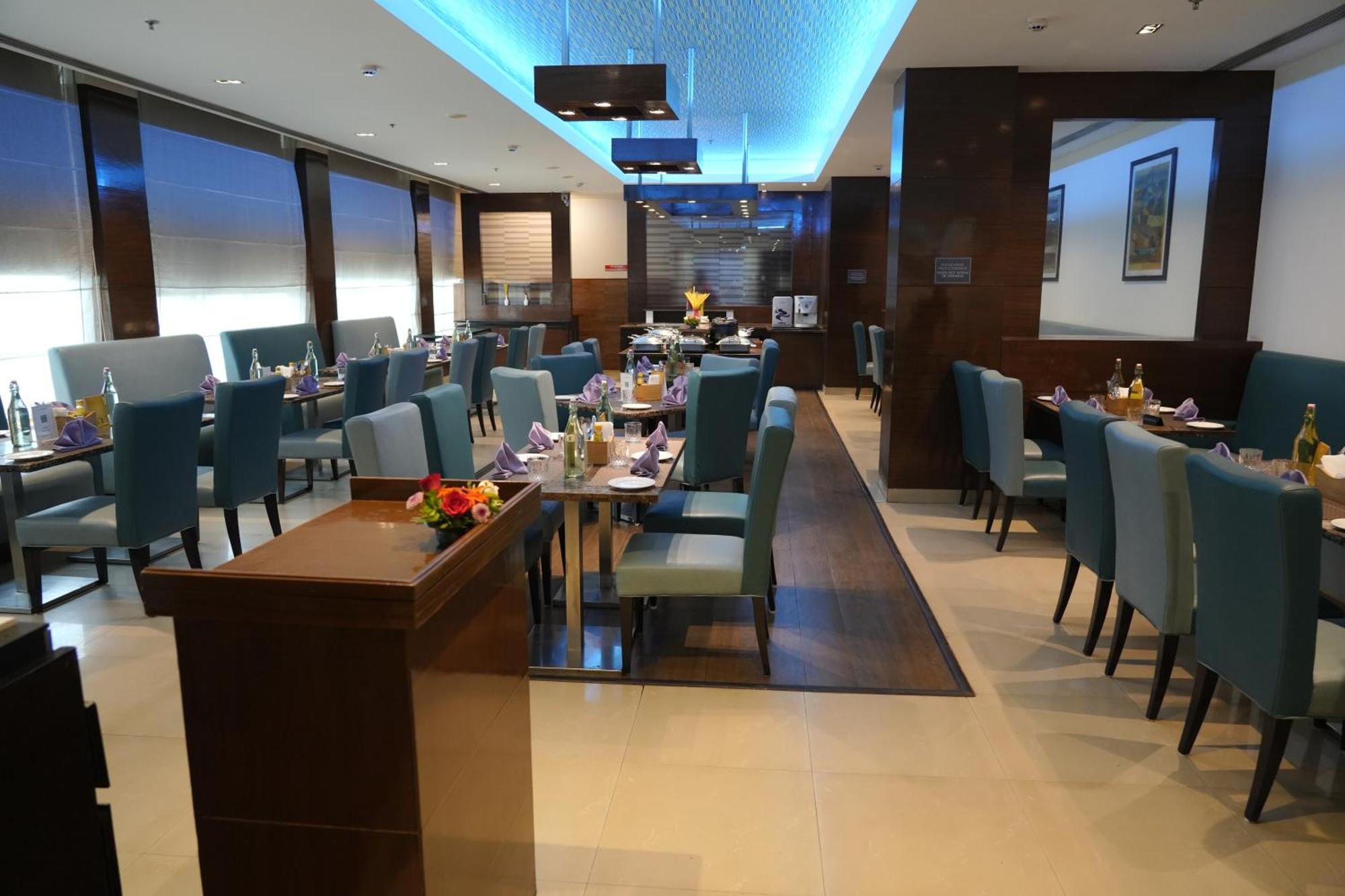 Four Points By Sheraton Vadodara Exteriör bild