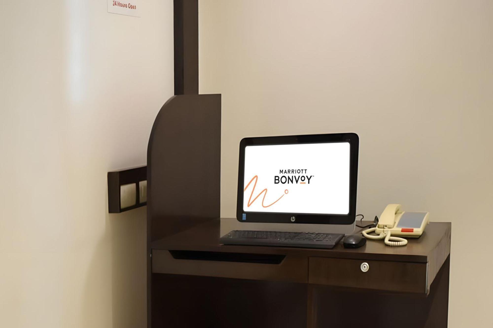 Four Points By Sheraton Vadodara Exteriör bild