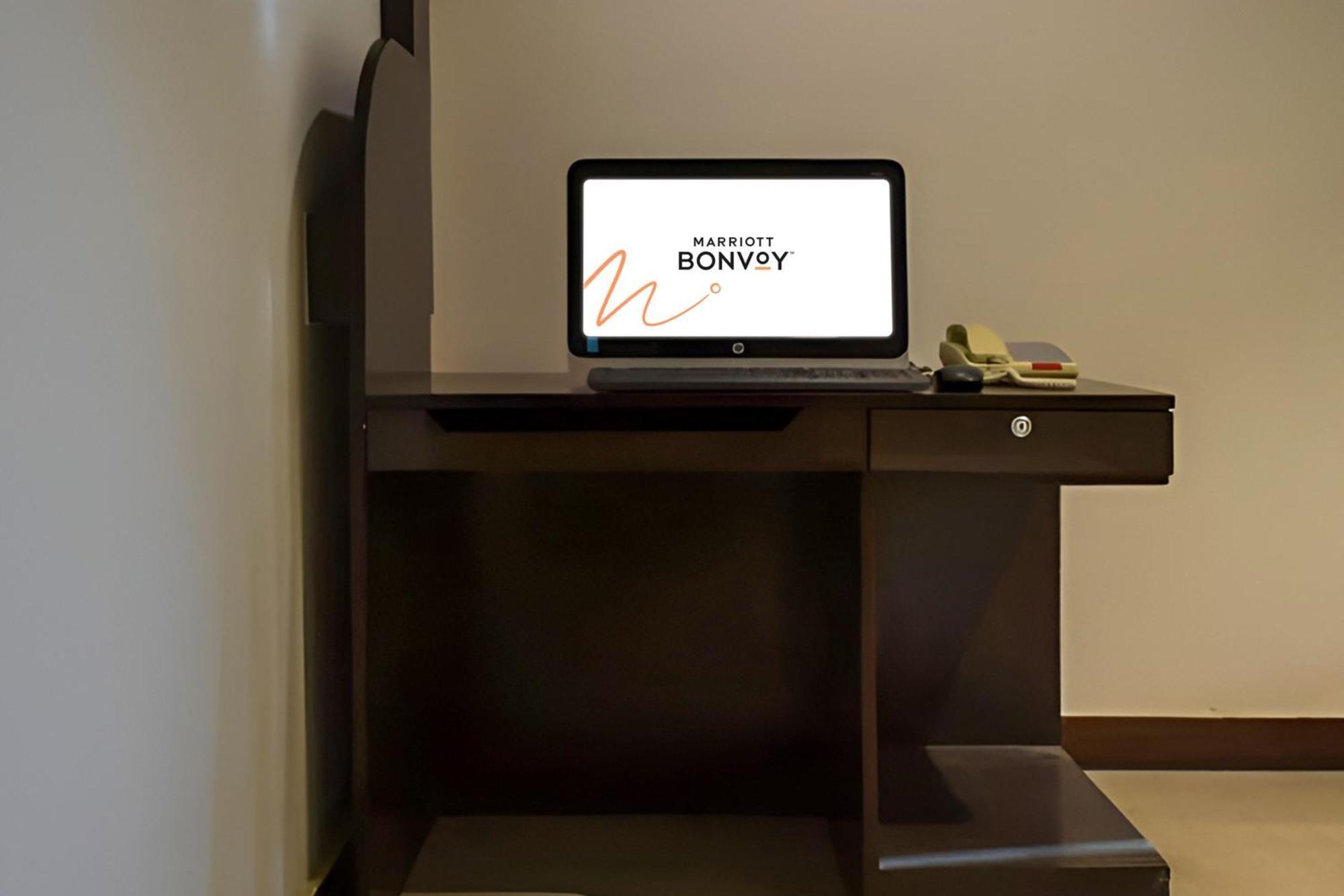 Four Points By Sheraton Vadodara Exteriör bild