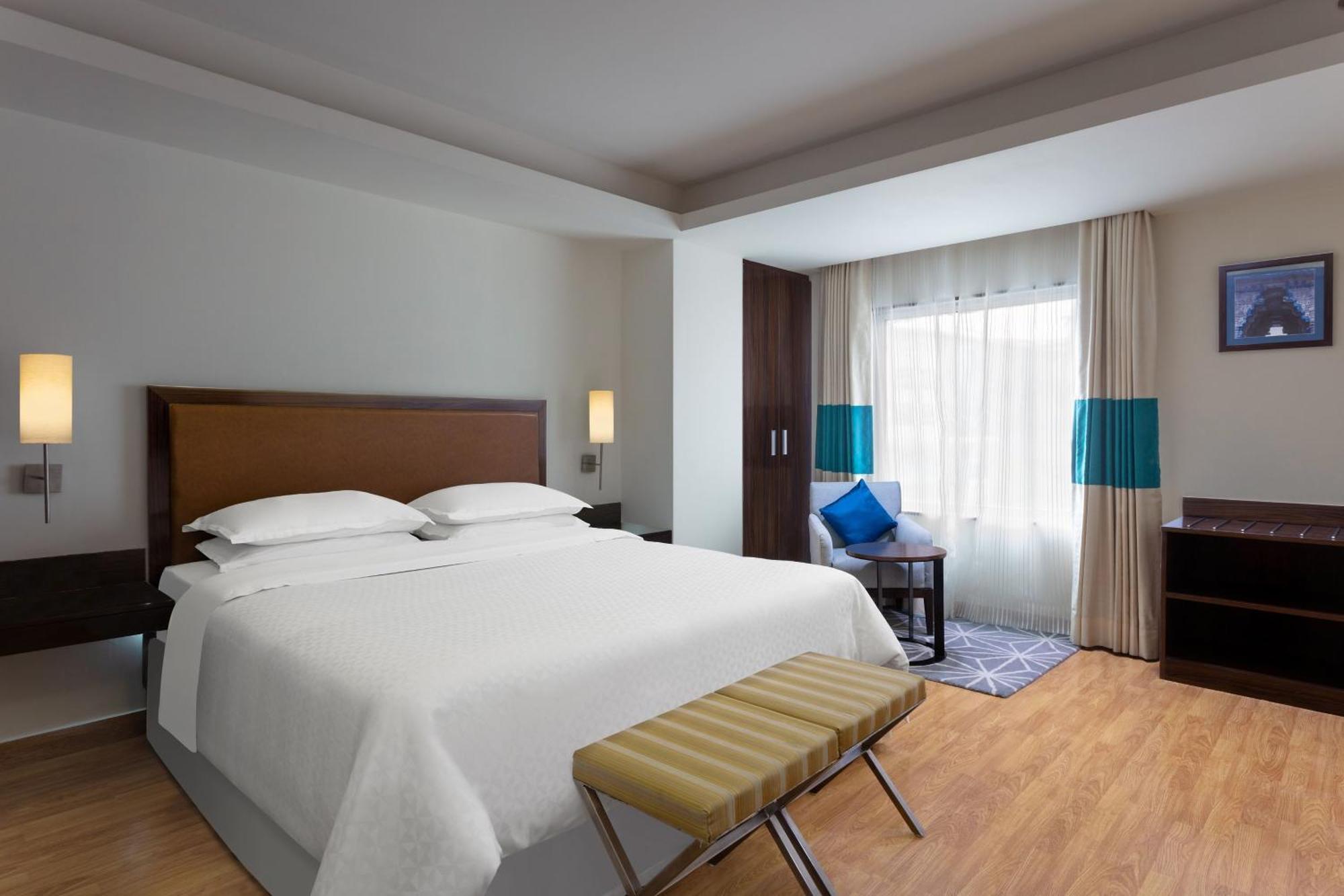 Four Points By Sheraton Vadodara Exteriör bild