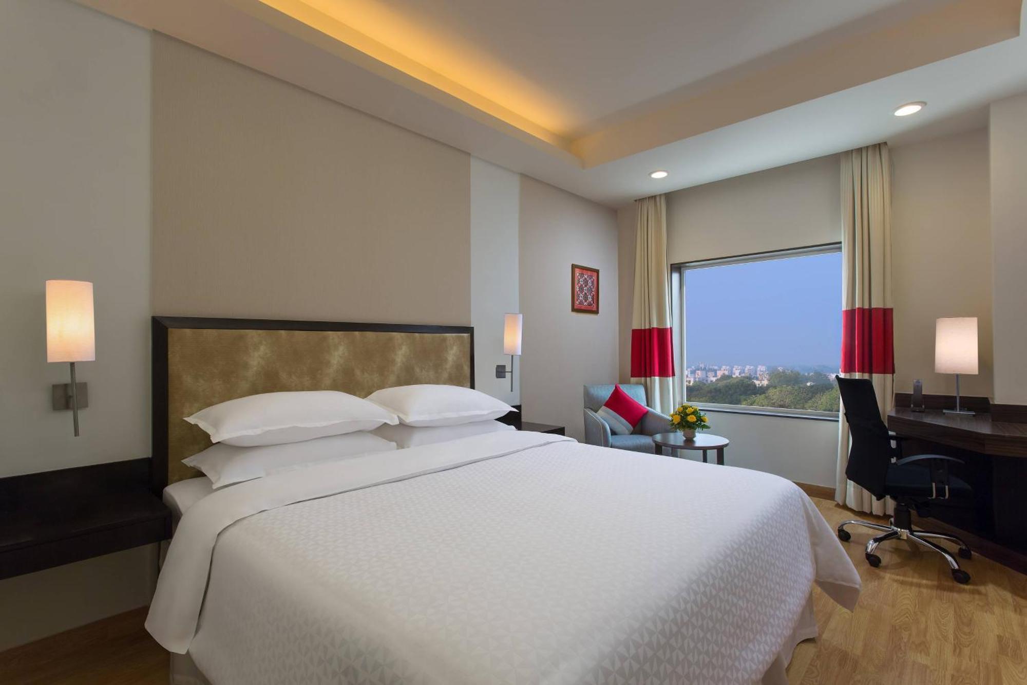 Four Points By Sheraton Vadodara Exteriör bild