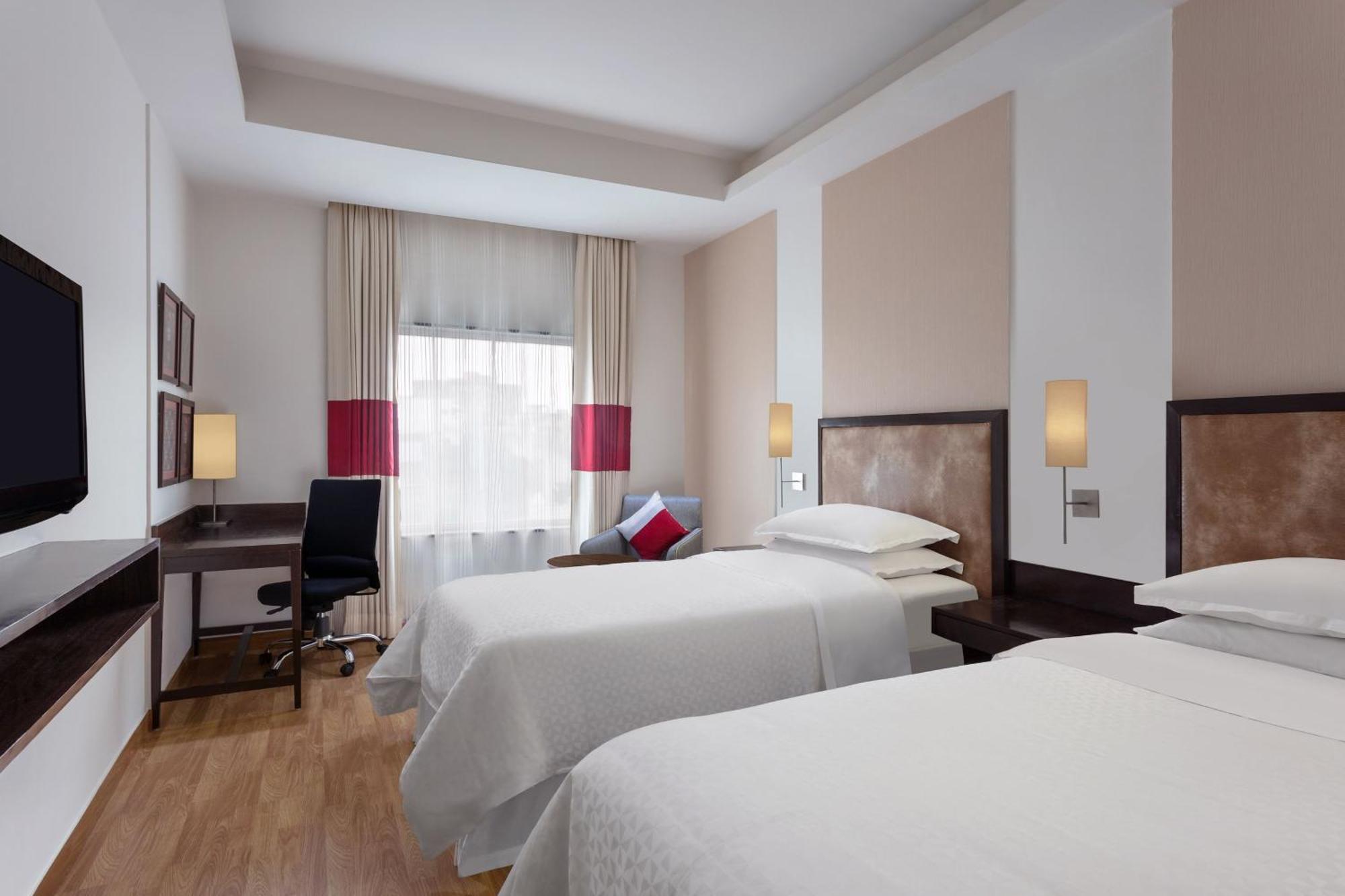Four Points By Sheraton Vadodara Exteriör bild