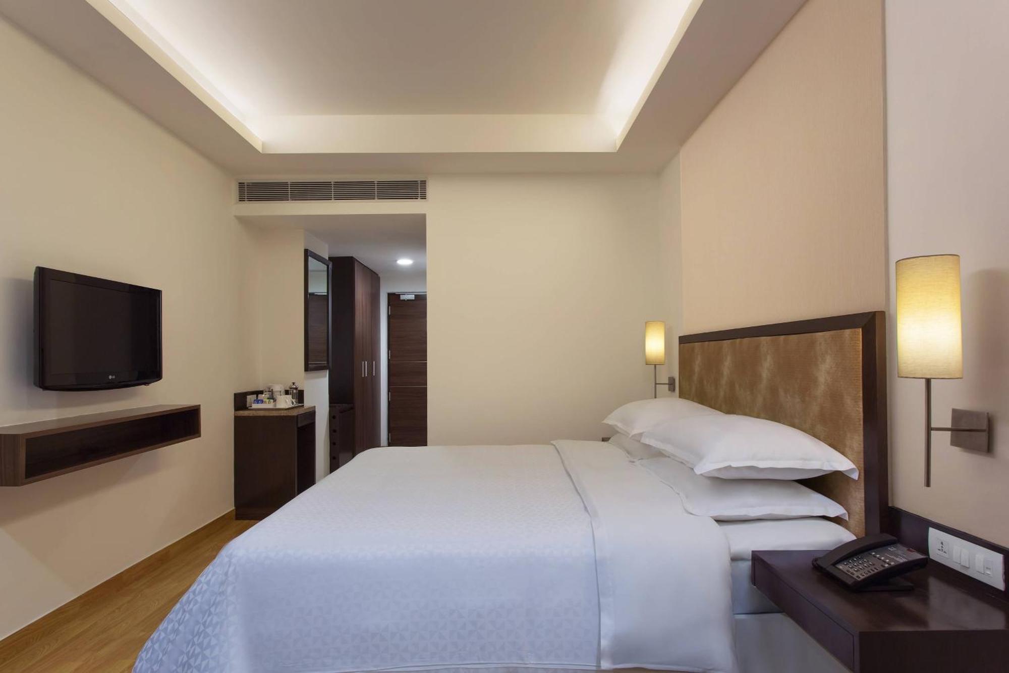 Four Points By Sheraton Vadodara Exteriör bild