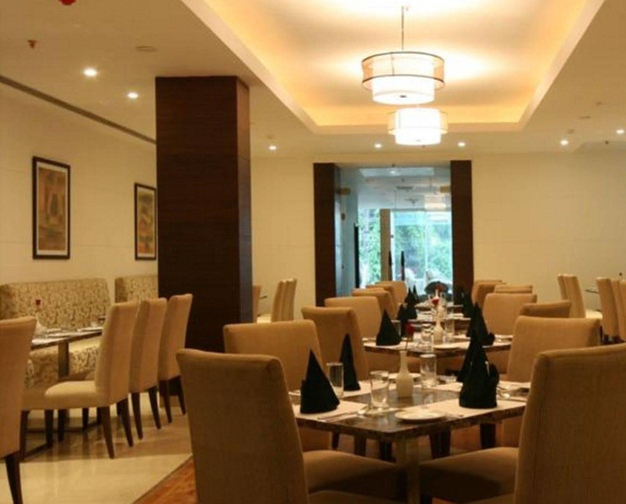 Four Points By Sheraton Vadodara Exteriör bild