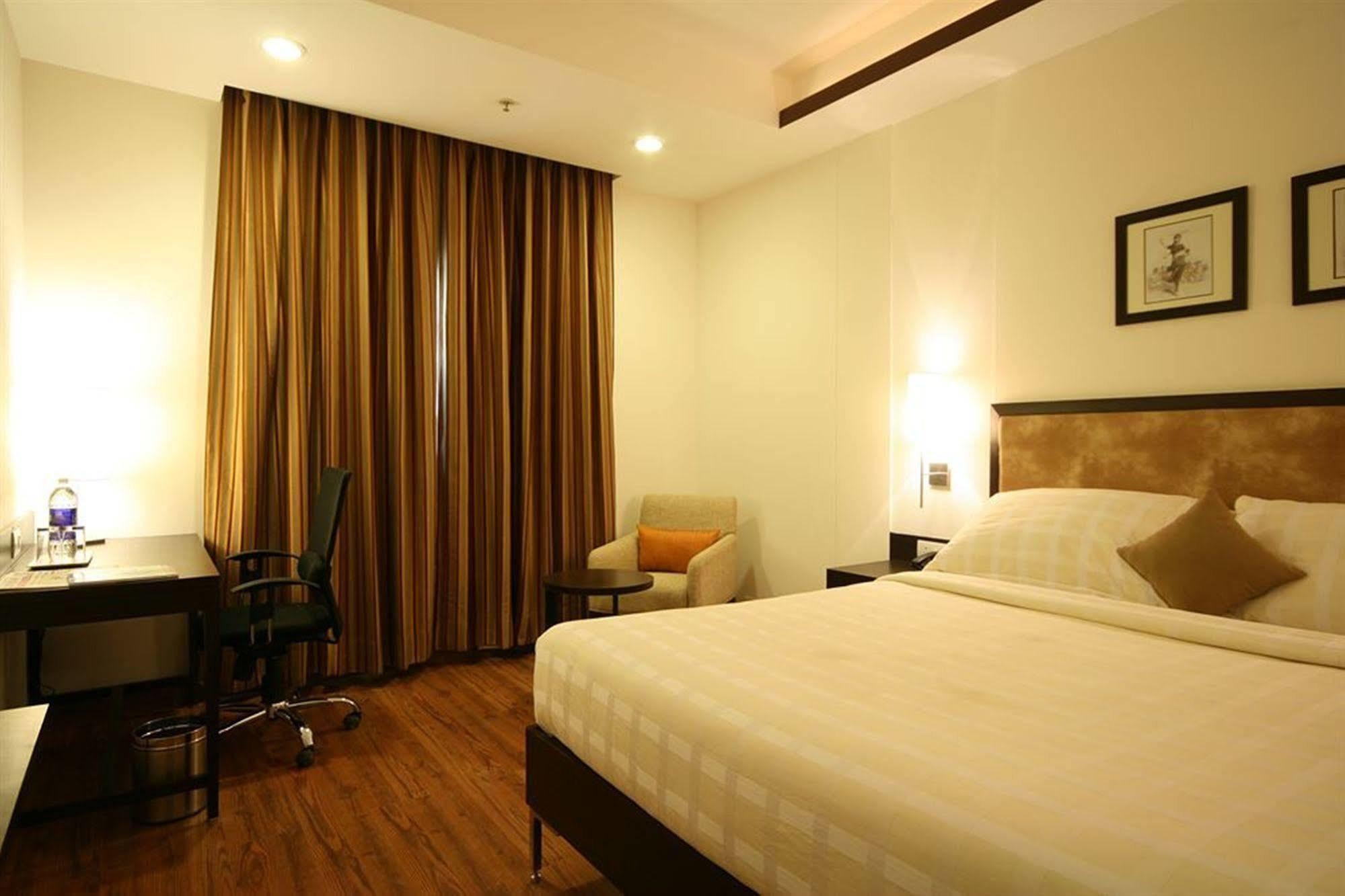 Four Points By Sheraton Vadodara Exteriör bild